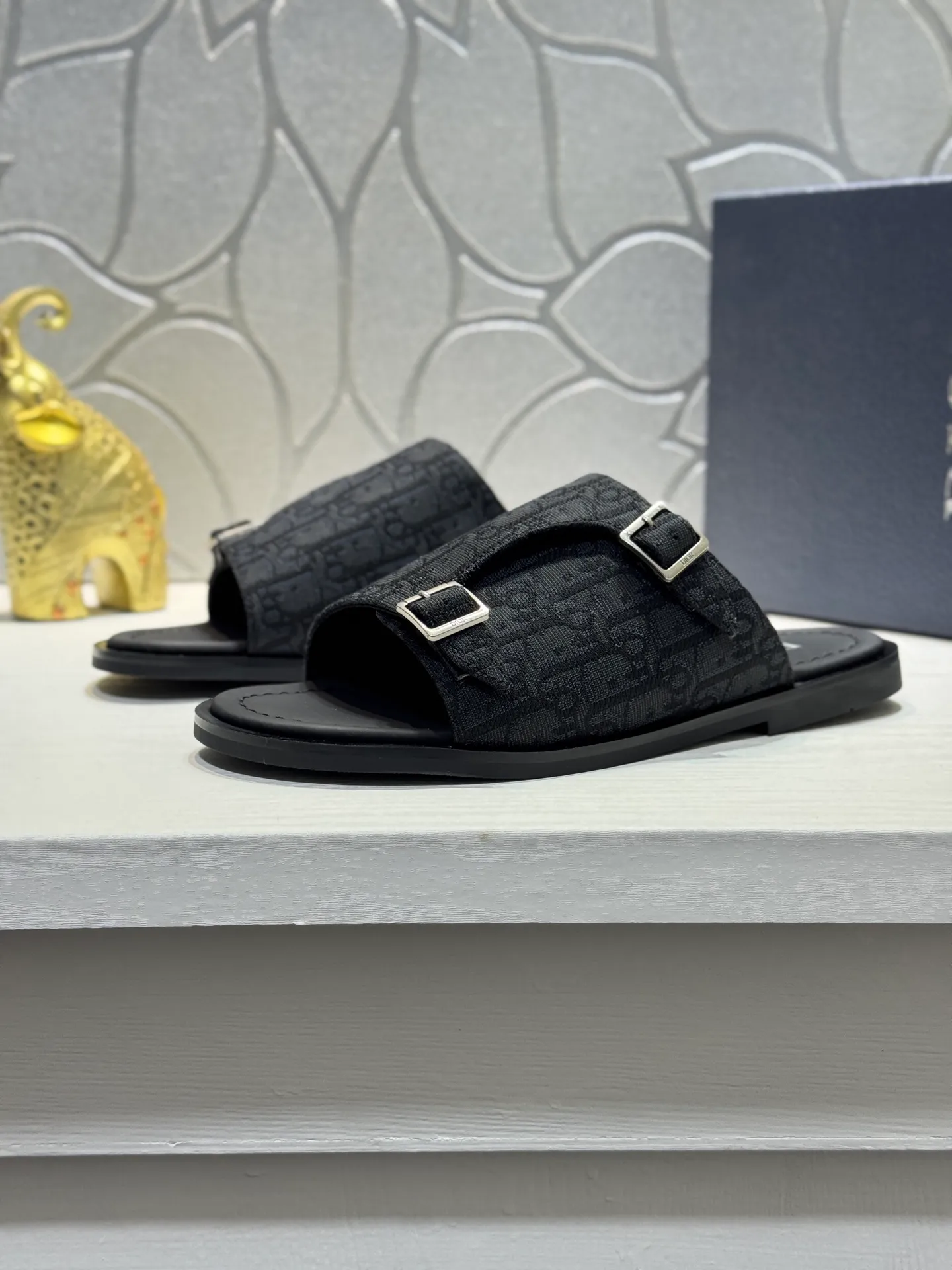 Men's men's shoes 💰320 [New style] 🦇🦇𝐂𝐡𝐫𝐢𝐬𝐭𝐢𝐚𝐧 𝐃𝐢𝐨𝐫 Dior slippers - the latest hot sandals, classic sandals, original replicas, super durable and versatile, cowhide leather with hardware accessories, very comfortable on the feet Look slim and white. Original molded outsole size: 38-44 (.45. Customized